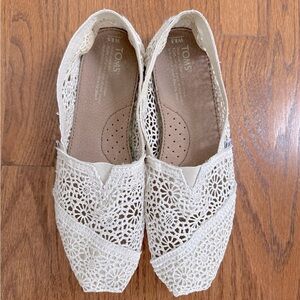 Toms woman classic slip-on shoes White crochet Size 8.5